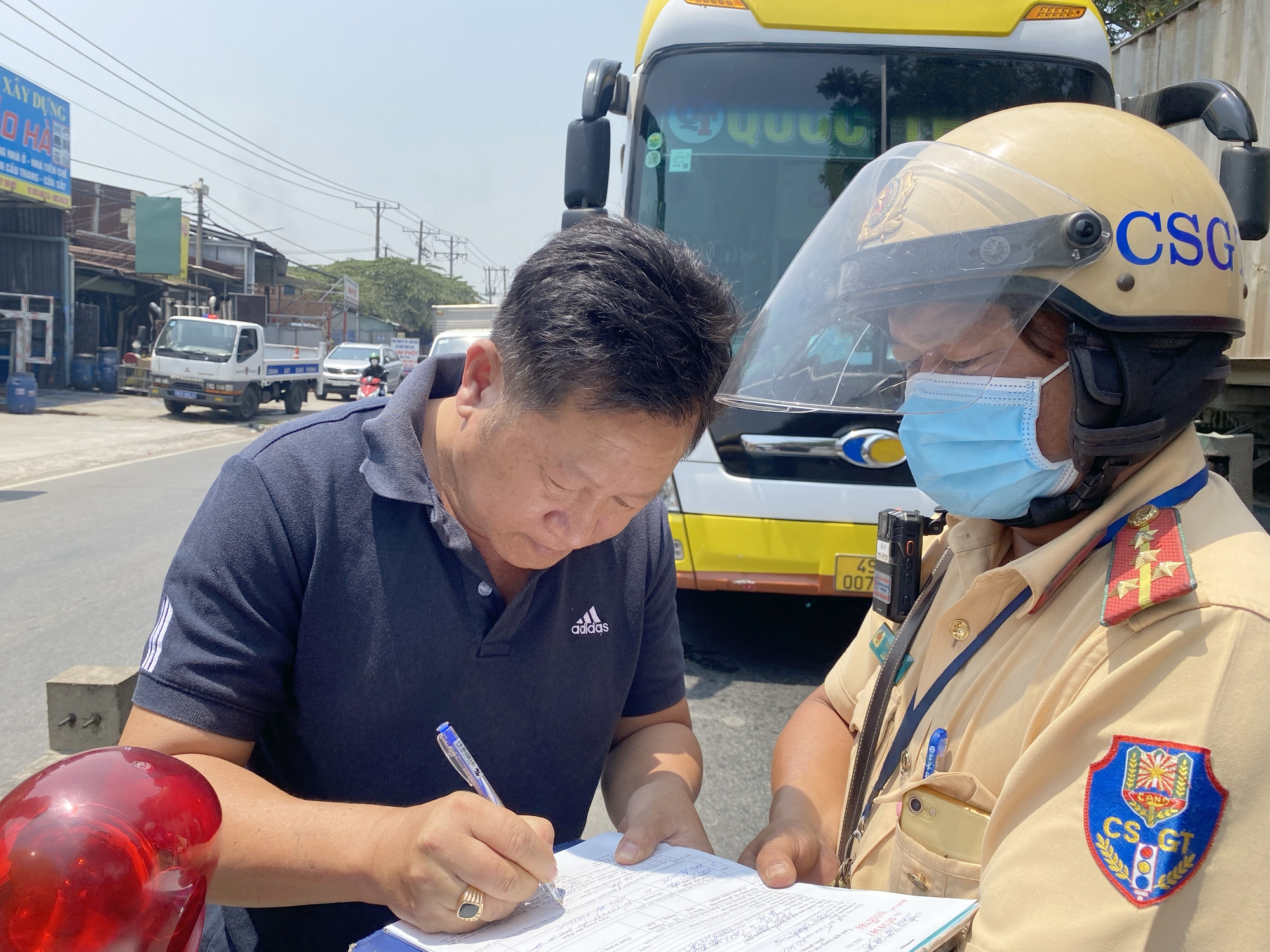 CSGT "đội nắng" xử phạt xe khách dừng đón, trả khách sai quy định - Ảnh 8. CSGT "đội nắng" xử phạt xe khách dừng đón, trả khách sai quy định - Ảnh 8.