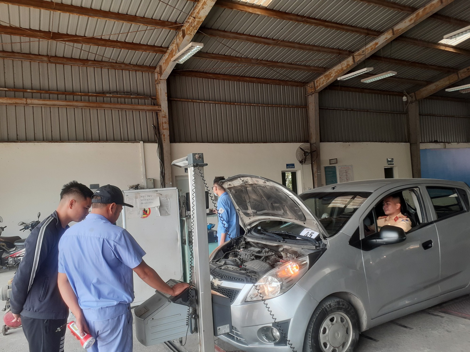 Các trung tâm đăng kiểm có CSGT hỗ trợ hoạt động thế nào? - Ảnh 1.