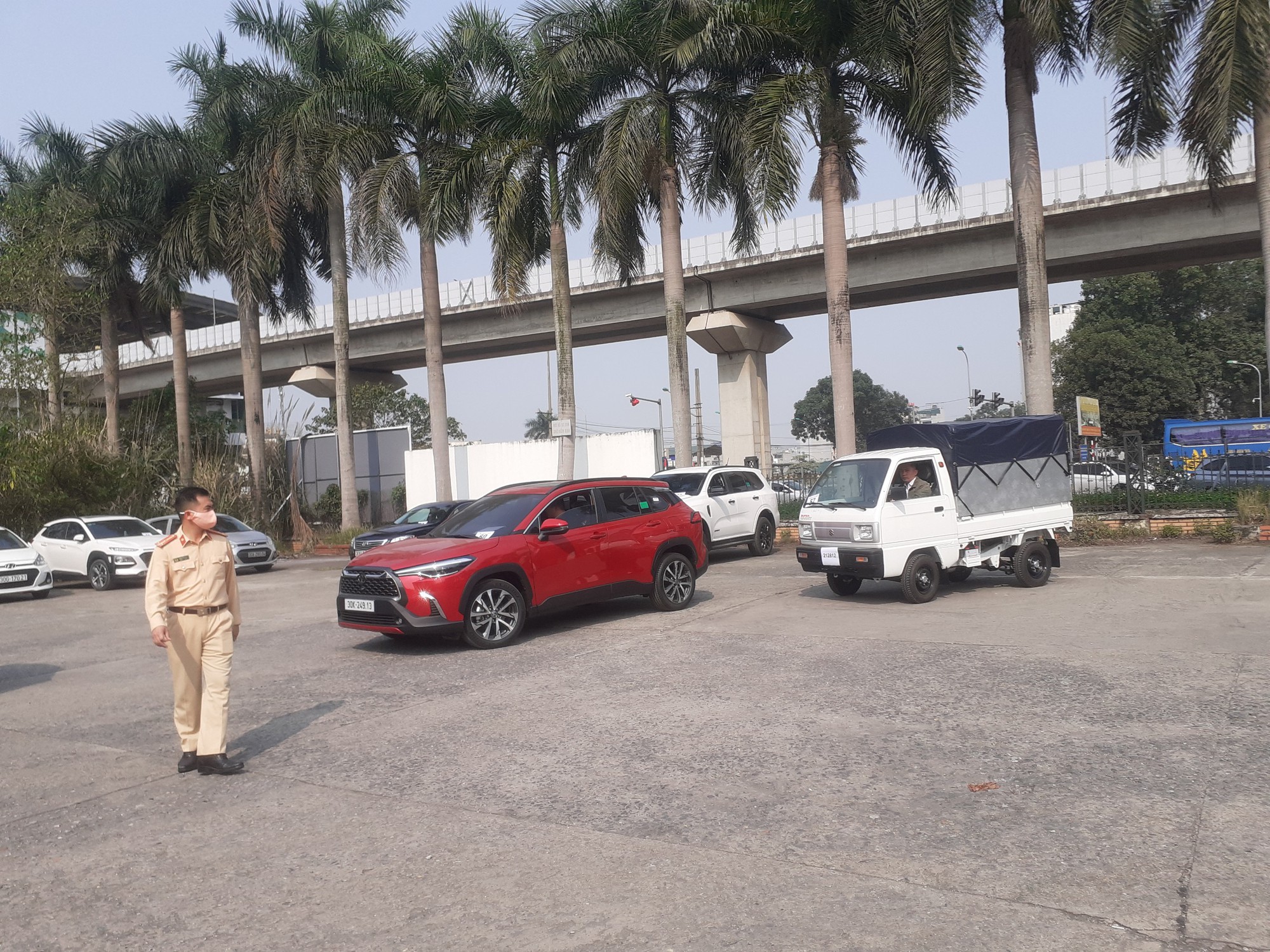 Các trung tâm đăng kiểm có CSGT hỗ trợ hoạt động thế nào? - Ảnh 2.