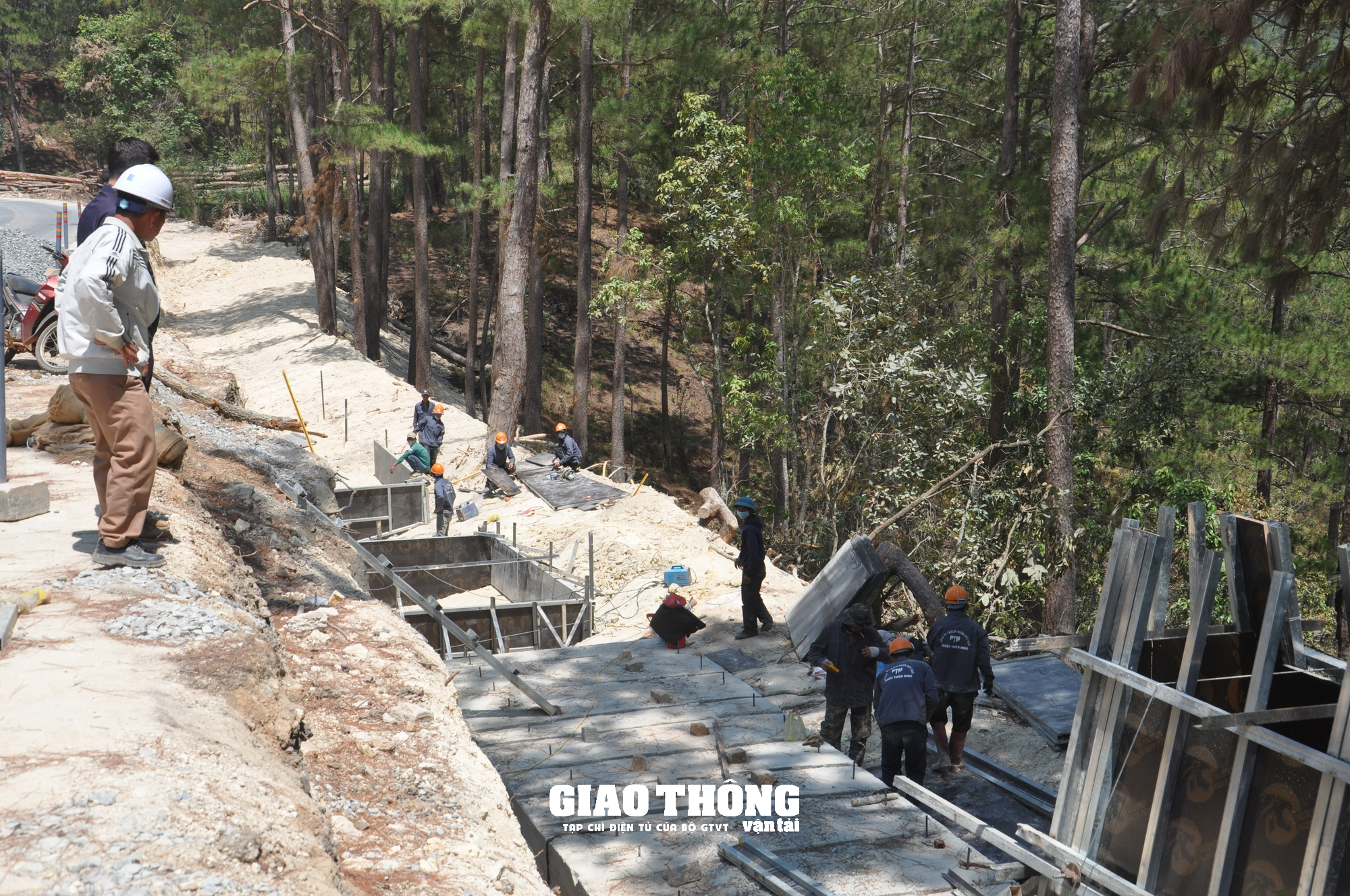 Cận cảnh thi công tuyến đường đèo Prenn - Ảnh 7. Cận cảnh thi công tuyến đường đèo Prenn - Ảnh 7.