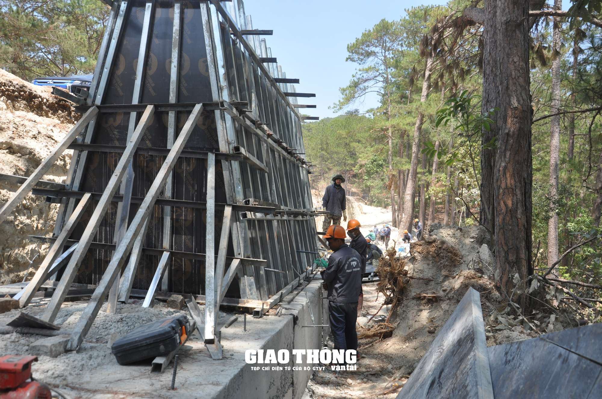 Cận cảnh thi công tuyến đường đèo Prenn - Ảnh 11. Cận cảnh thi công tuyến đường đèo Prenn - Ảnh 11.