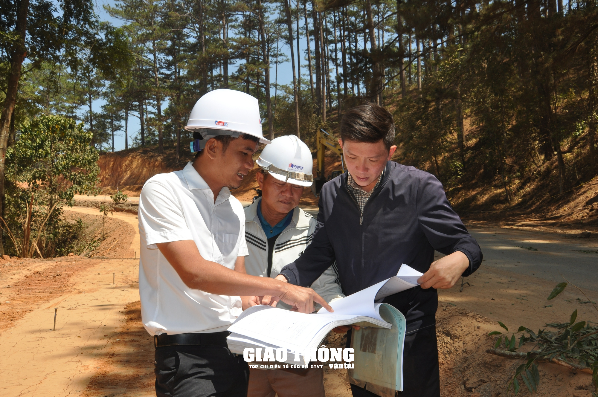 Cận cảnh thi công tuyến đường đèo Prenn - Ảnh 14. Cận cảnh thi công tuyến đường đèo Prenn - Ảnh 14.