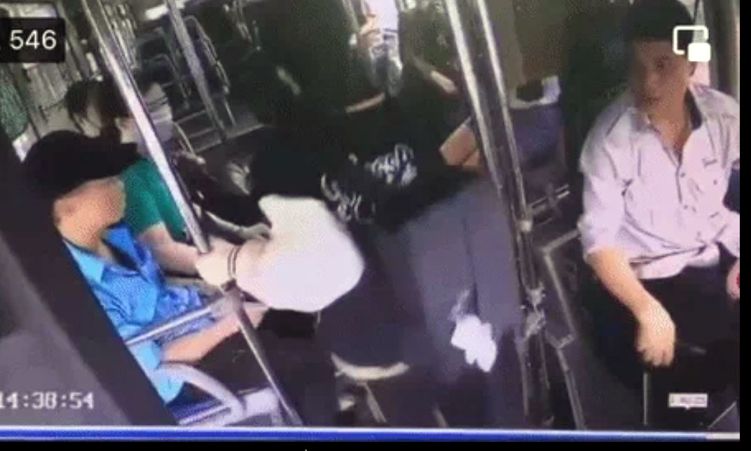 Hà Nội: Video phụ xe buýt Cầu Bươu dũng cảm bắt tên trộm điện thoại cô gái  - Ảnh 1.