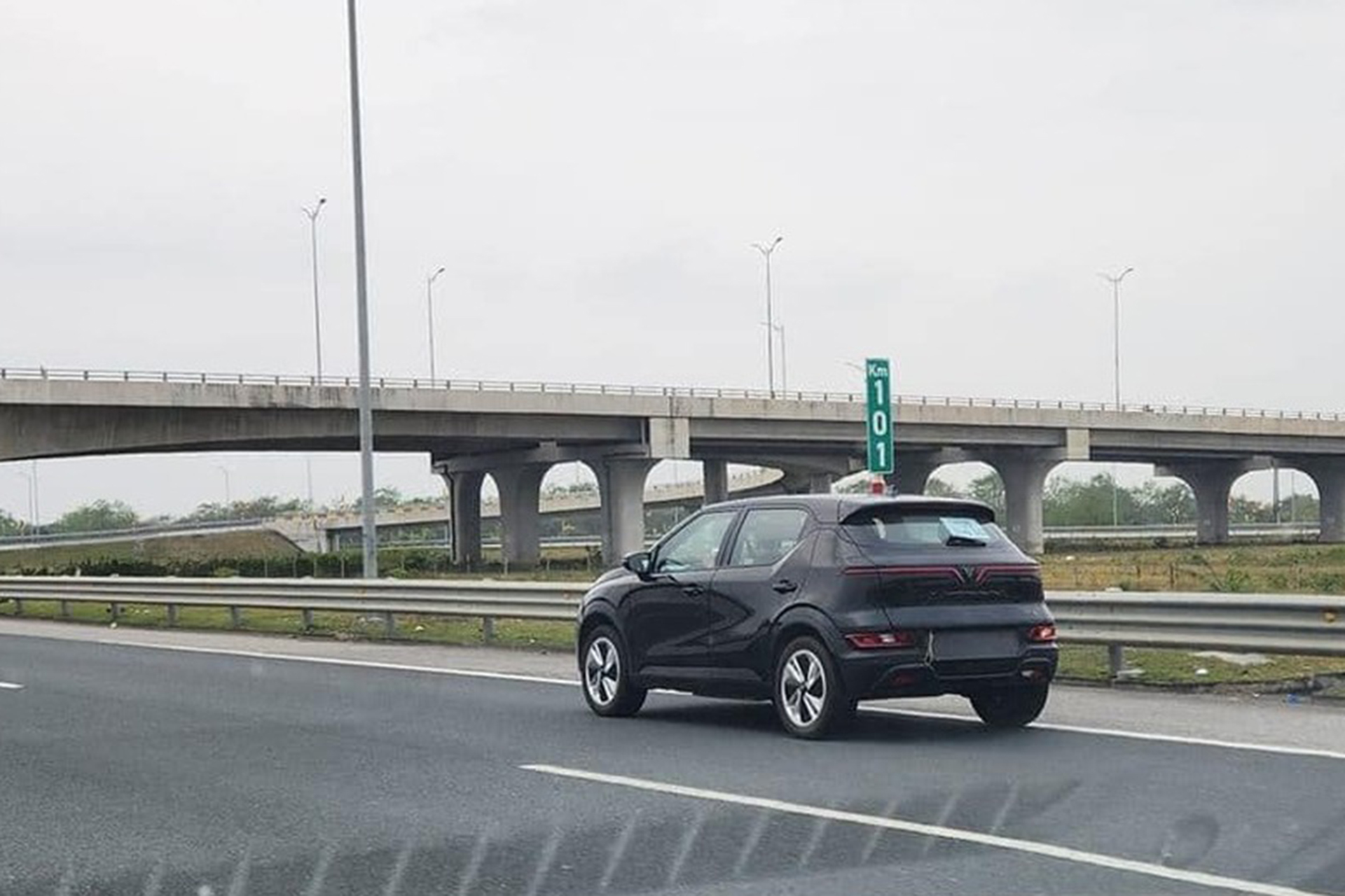 Mẫu xe thuần điện cỡ nhỏ VinFast VF 5 Plus bất ngờ bị "tóm" khi chạy thử trên đường cao tốc.