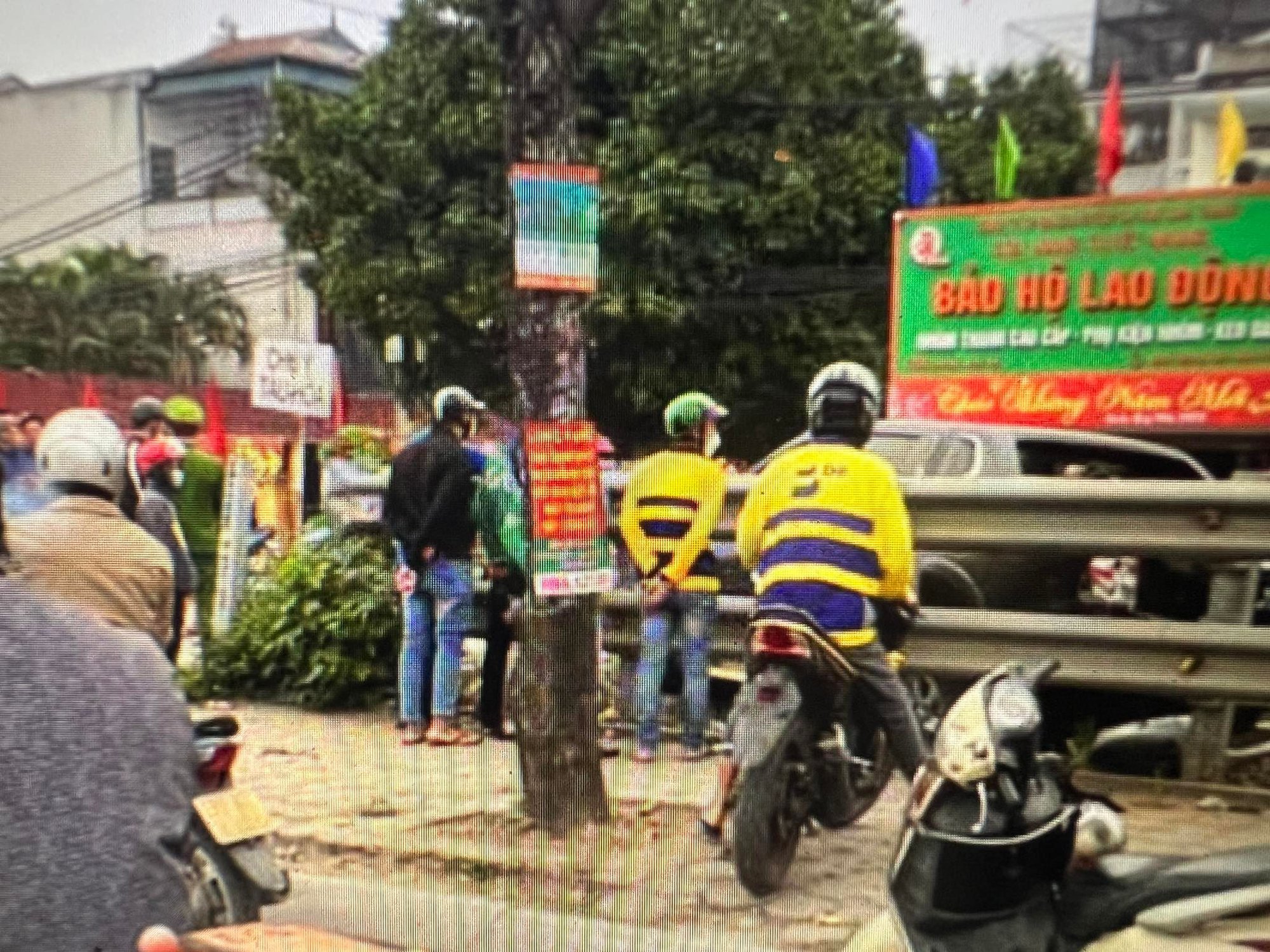 Hà Nội: Ô tô bị hất văng sau va chạm với tàu hoả ở Ngọc Hồi - Ảnh 1.