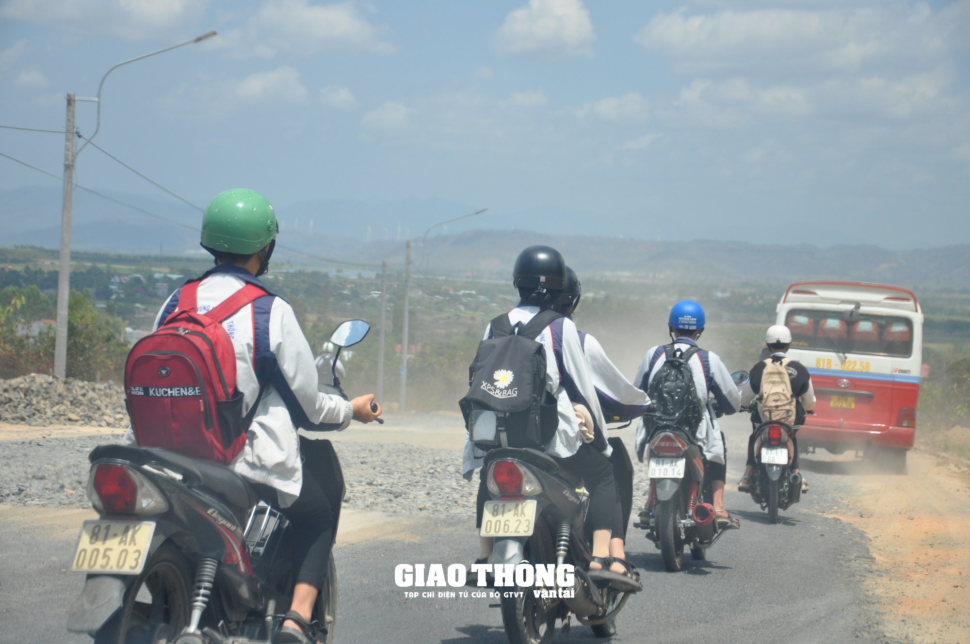 Khắc phục hư hỏng đường sau phản ánh của Tạp chí Giao thông vận tải - Ảnh 1. Khắc phục hư hỏng đường sau phản ánh của Tạp chí Giao thông vận tải - Ảnh 1.