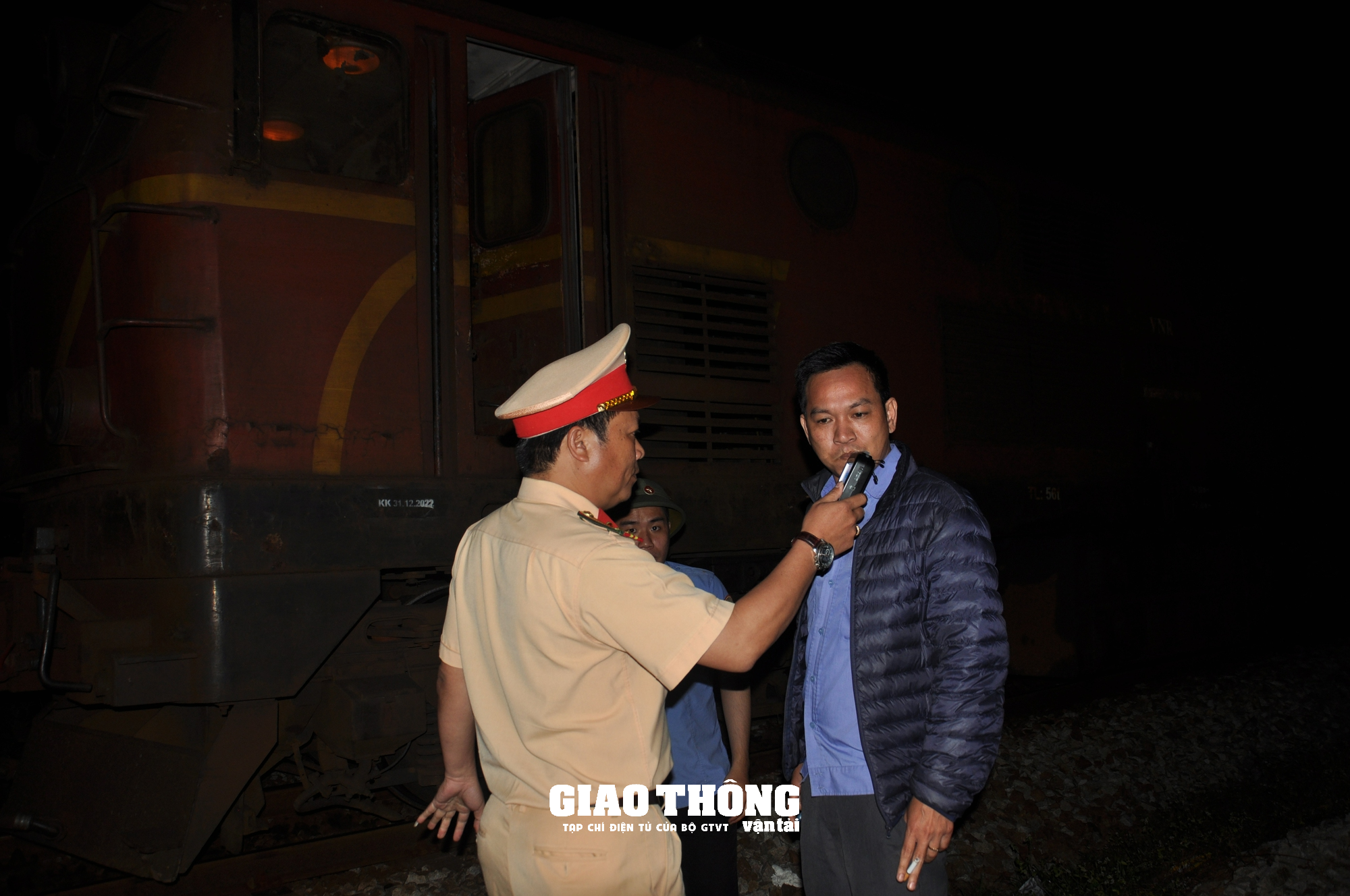 Kiểm tra nồng độ nhân viên chạy tàu đường sắt Bắc-Nam  - Ảnh 2.