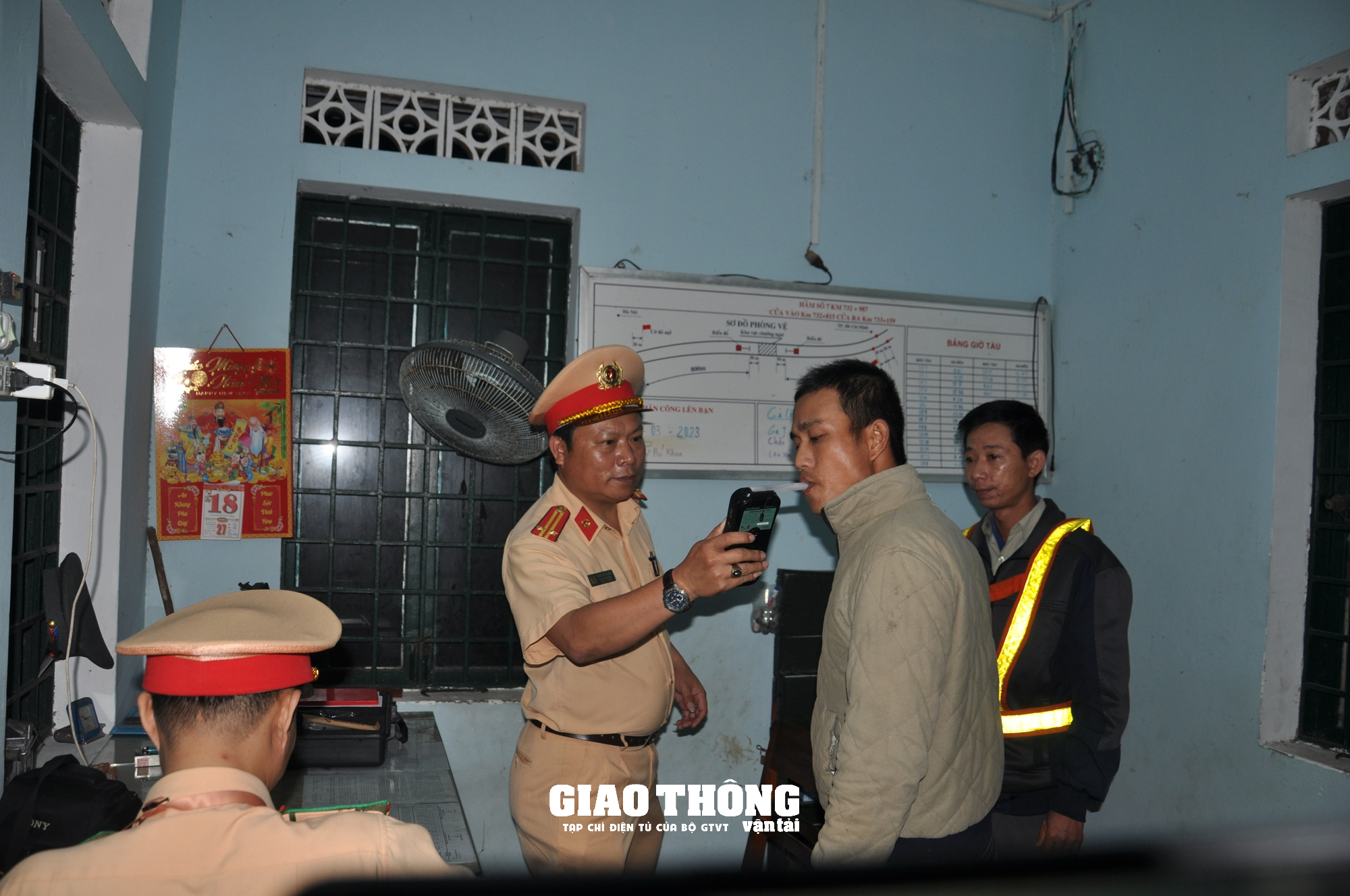 Kiểm tra nồng độ nhân viên chạy tàu đường sắt Bắc-Nam  - Ảnh 8.