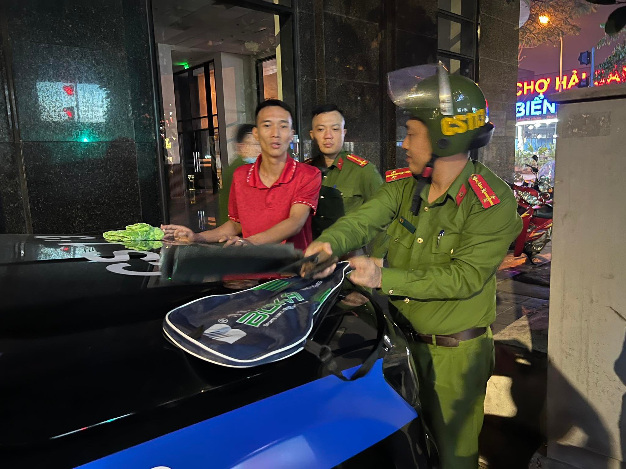 Hà Nội: Qua kiểm tra nồng độ cồn ngăn chặn 1 vụ mang dao đi "hỗ chiến" - Ảnh 1. Hà Nội: Qua kiểm tra nồng độ cồn ngăn chặn 1 vụ mang dao đi "hỗ chiến" - Ảnh 1.