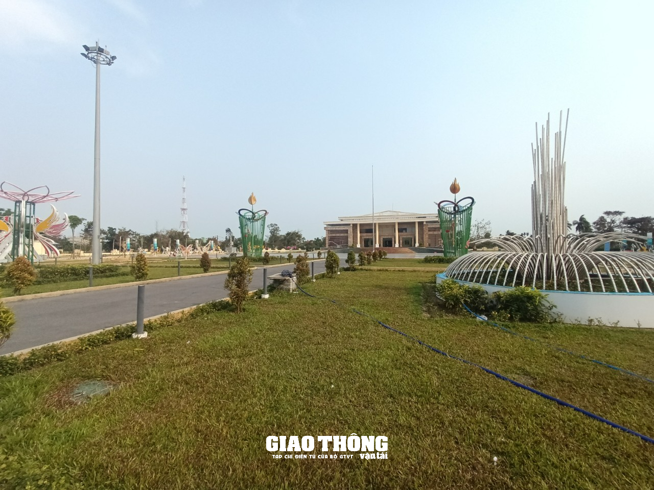 Hàng loạt cây xanh, thảm cỏ trên các tuyến đường ở Quảng Nam chết khô - Ảnh 1.