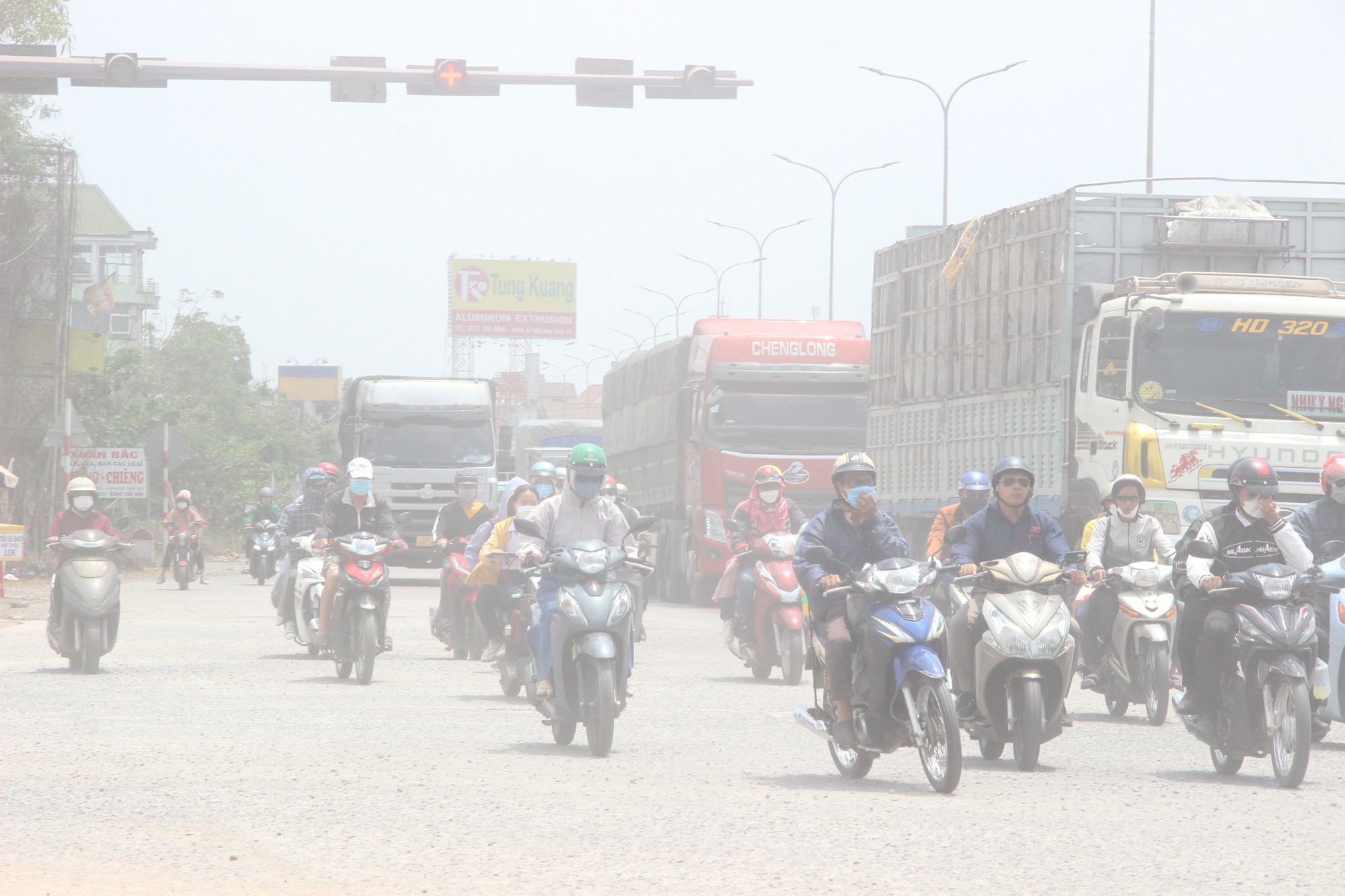 Quốc lộ 51 mất ATGT người dân "nơm nớp lo sợ" khi tham gia giao thông - Ảnh 1.