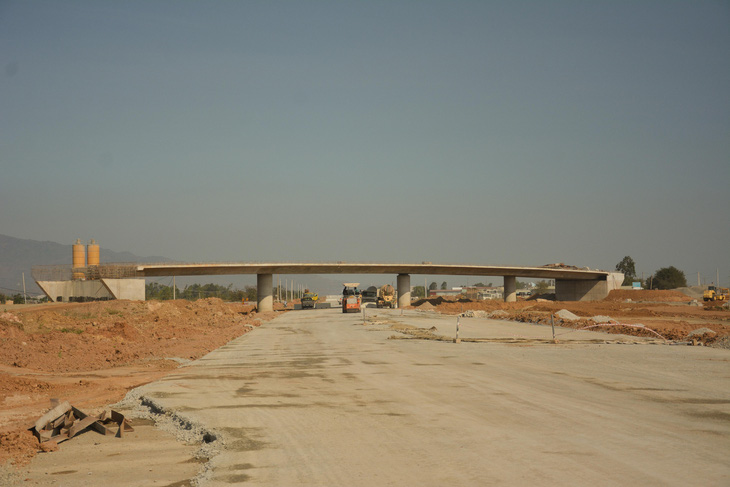 Cao tốc Vĩnh Hảo - Phan Thiết vẫn lo thiếu vật liệu đất đắp trước ngày về đích - Ảnh 2.