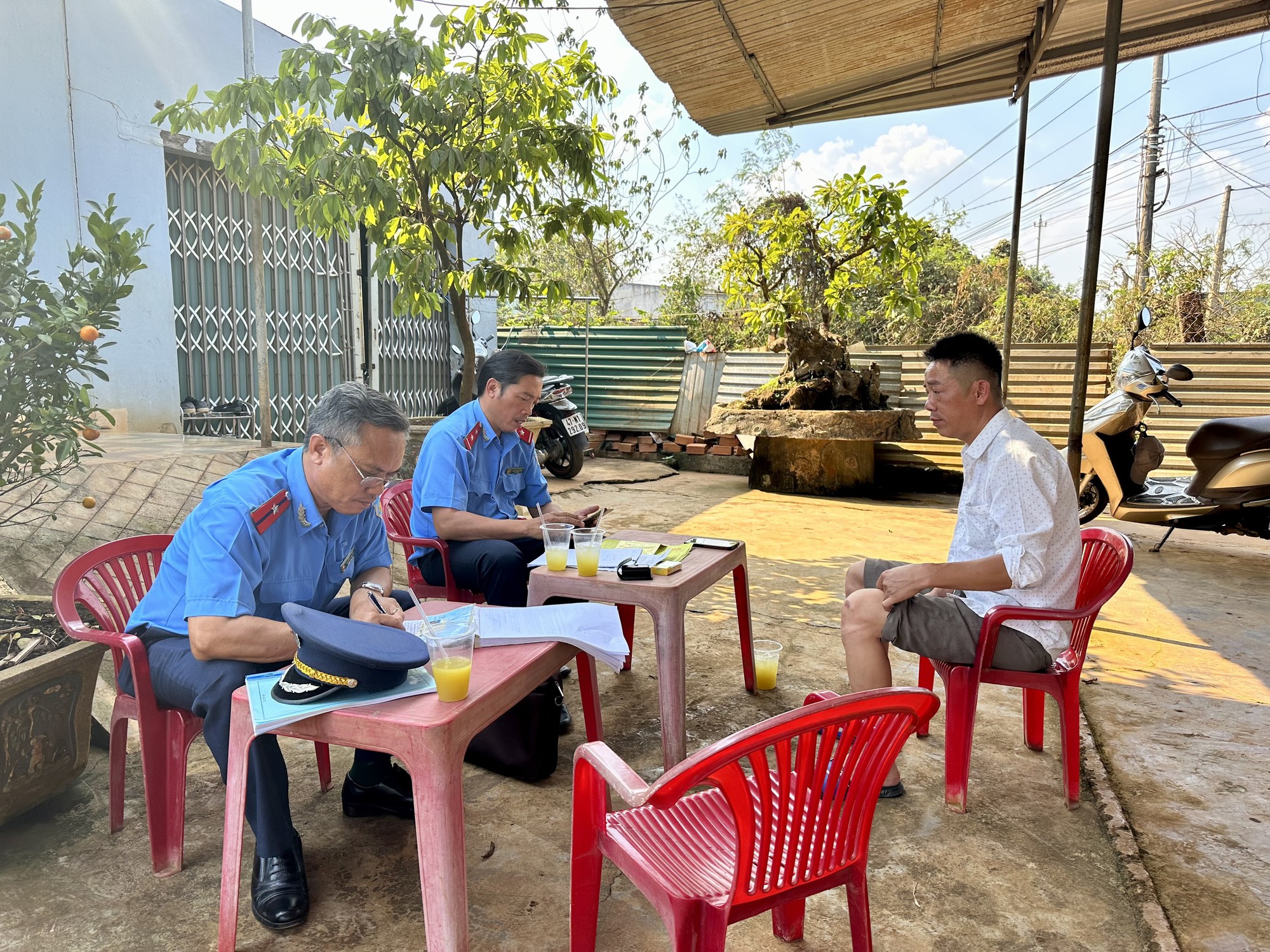 Đắk Lắk: Xe tải đang bị tạm giữ tem kiểm định vẫn ngang nhiên chở hàng quá tải - Ảnh 2.