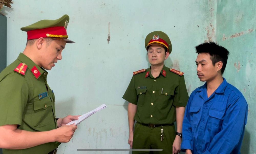 Khởi tố 2 vợ chồng đi xe SH "diễn xiếc" trên đèo Hải Vân - Ảnh 1.