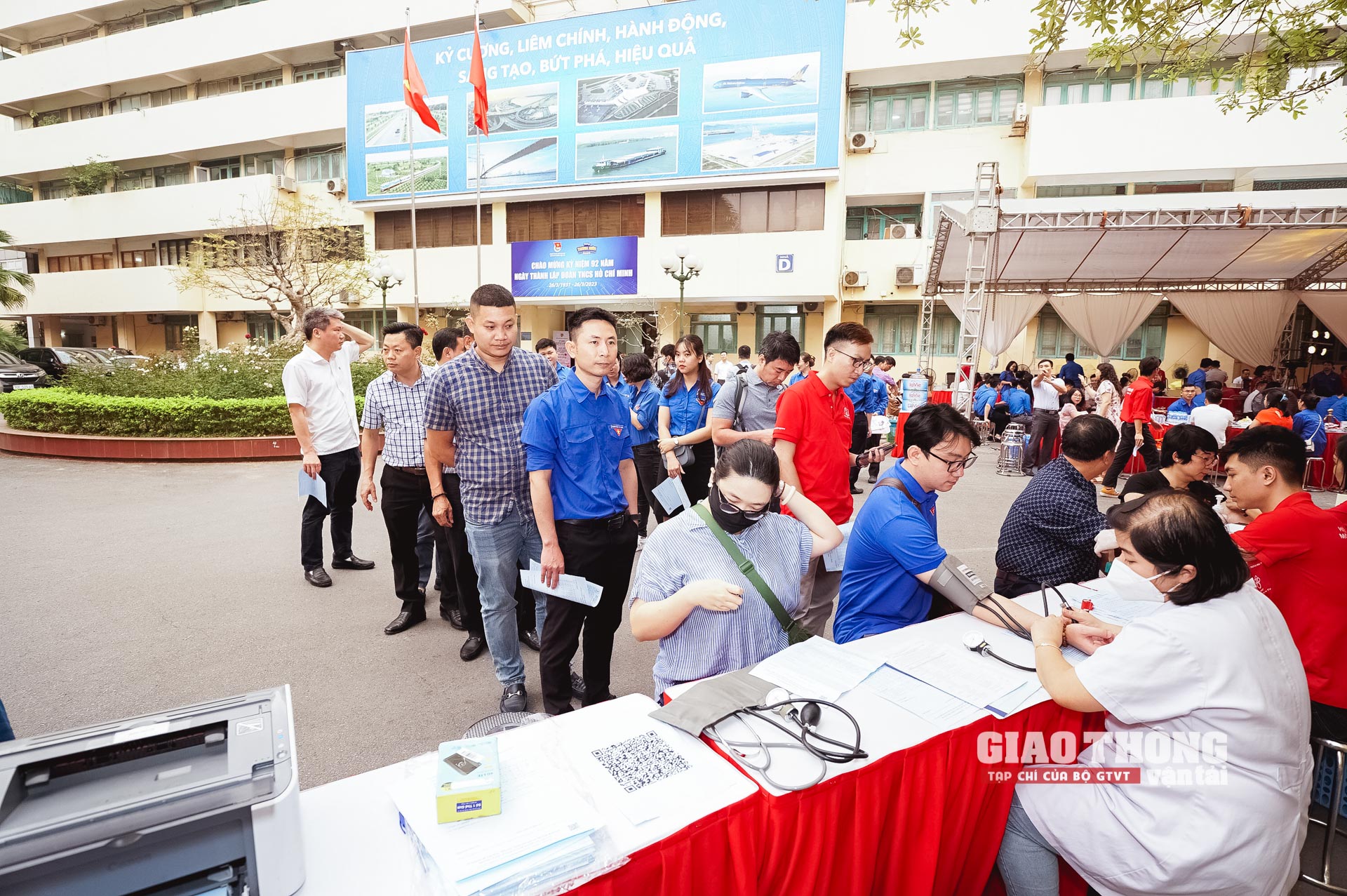 Tuổi trẻ ngành giao thông vận tải hiến "giọt hồng hy vọng" cho nạn nhân tai nạn giao thông - Ảnh 3.