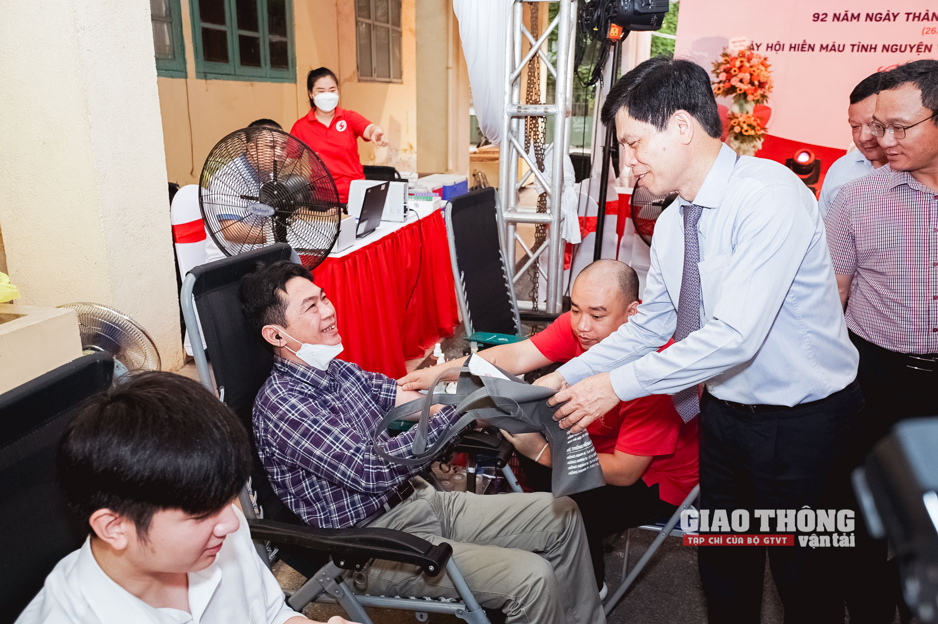 Tuổi trẻ ngành giao thông vận tải hiến "giọt hồng hy vọng" cho nạn nhân tai nạn giao thông - Ảnh 6.