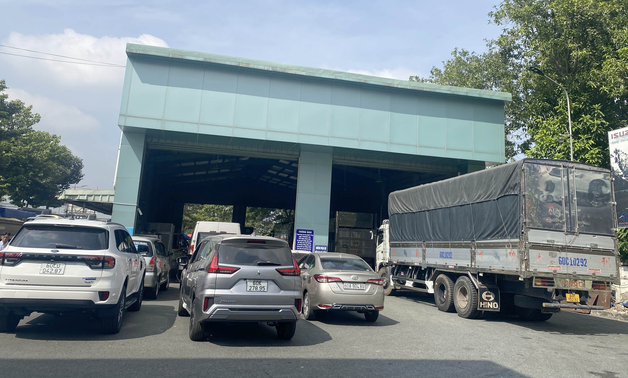 Đồng Nai: Trung tâm đăng kiểm quá tải, tài xế xếp hàng chờ từ 5h sáng - Ảnh 2.