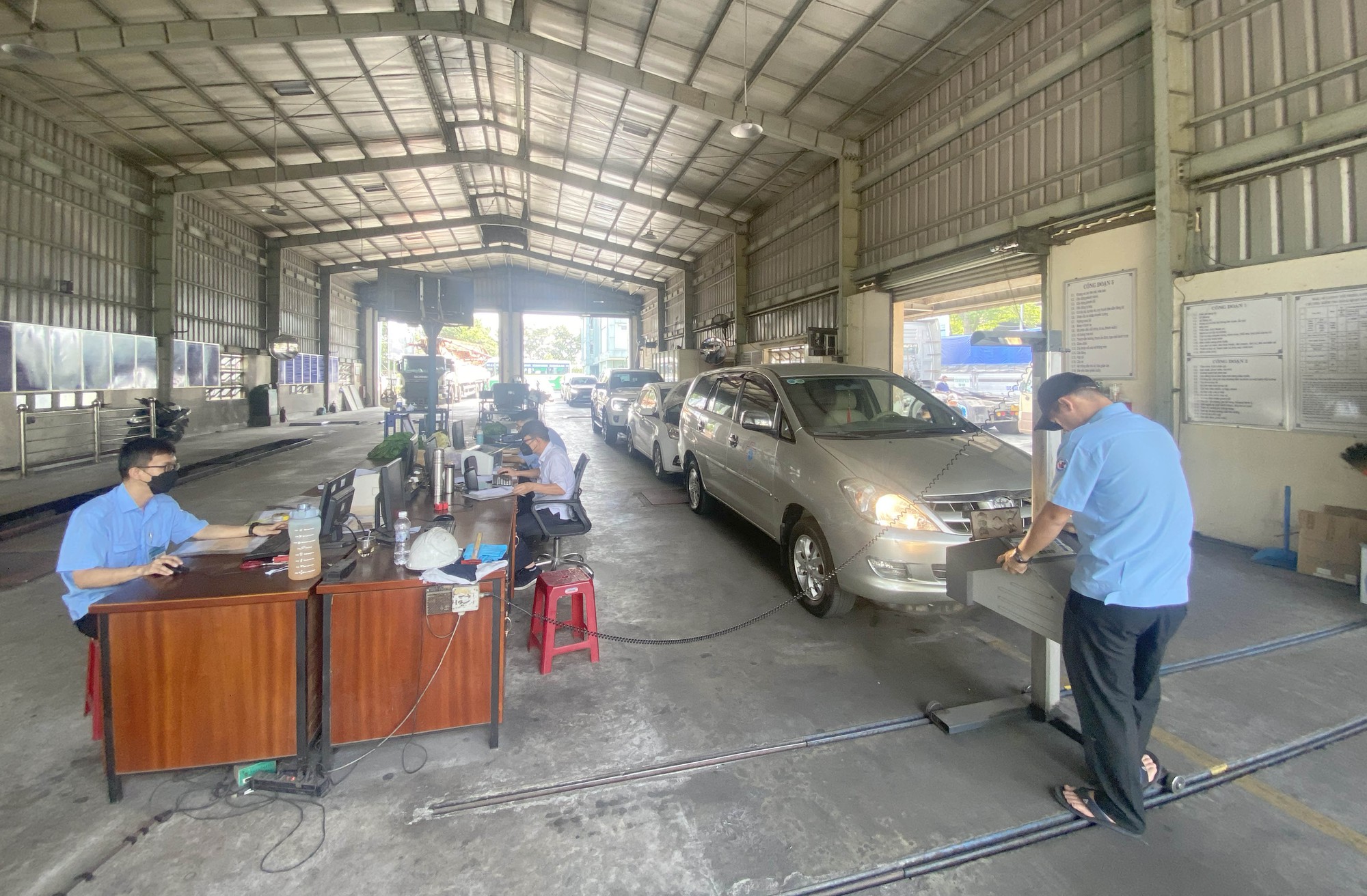 Đồng Nai: Trung tâm đăng kiểm quá tải, tài xế xếp hàng chờ từ 5h sáng - Ảnh 5.