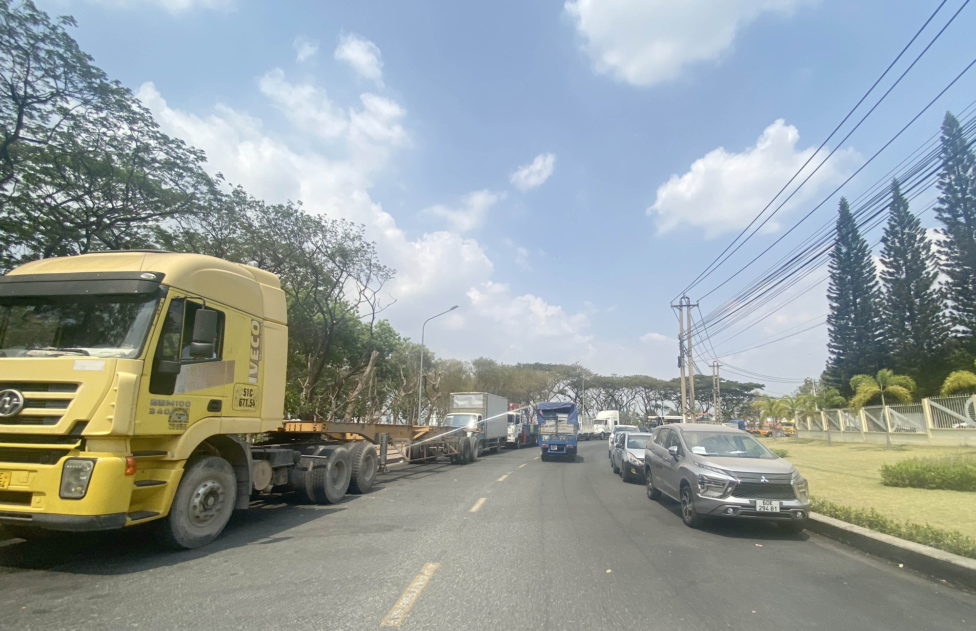 Đồng Nai: Trung tâm đăng kiểm quá tải, tài xế xếp hàng chờ từ 5h sáng - Ảnh 3.