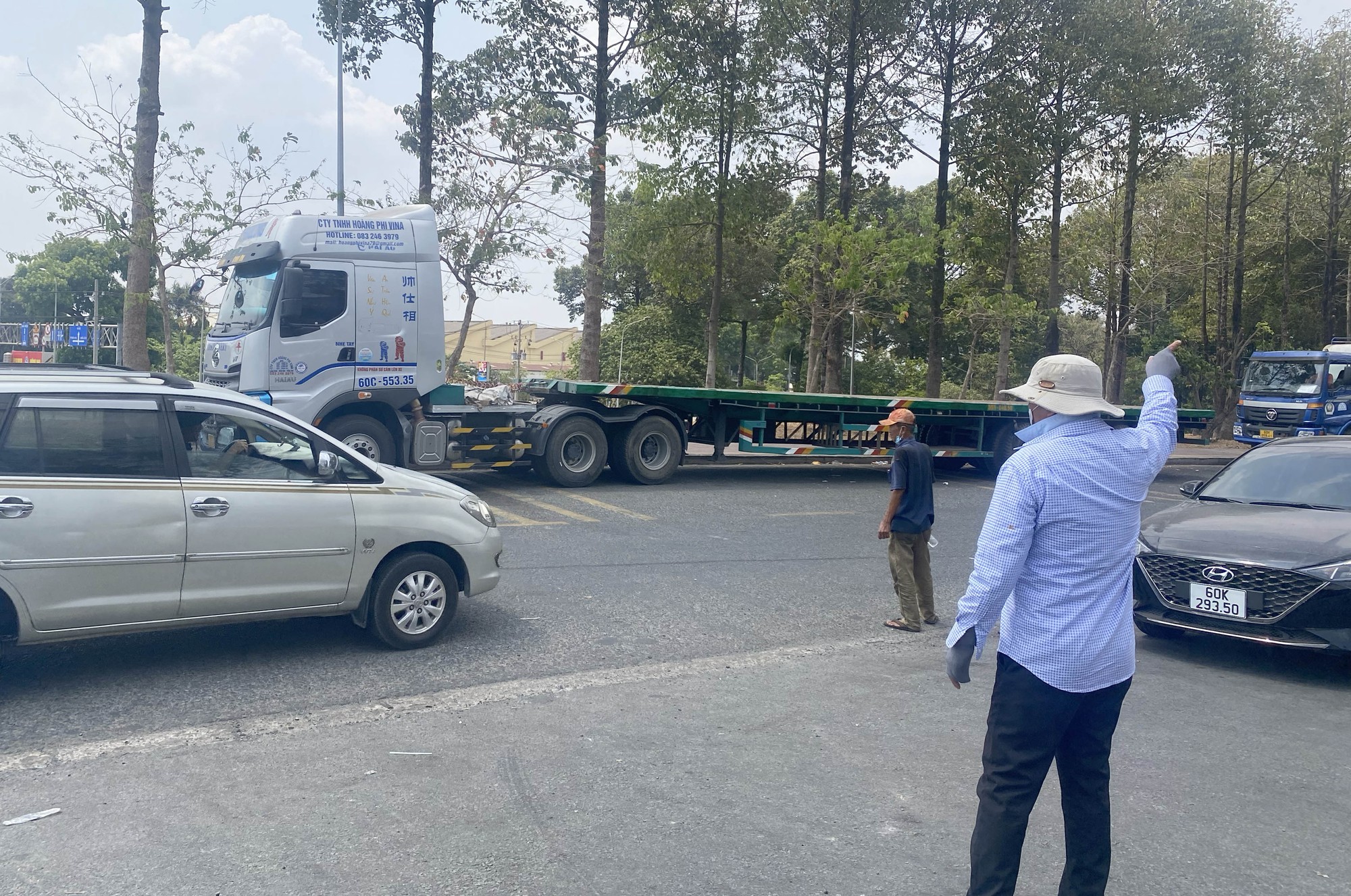 Đồng Nai: Trung tâm đăng kiểm quá tải, tài xế xếp hàng chờ từ 5h sáng - Ảnh 4.