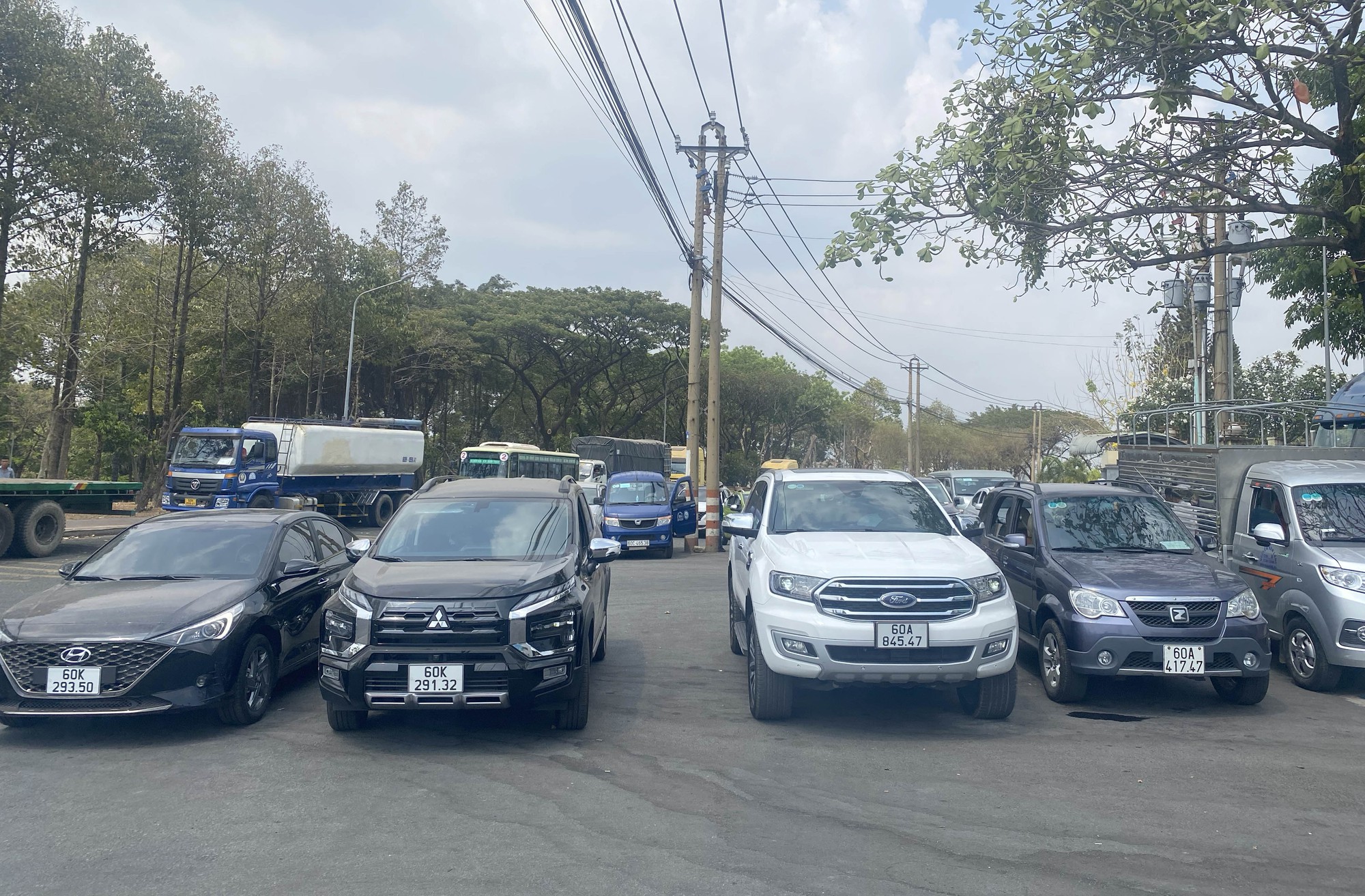 Đồng Nai: Trung tâm đăng kiểm quá tải, tài xế xếp hàng chờ từ 5h sáng - Ảnh 1.