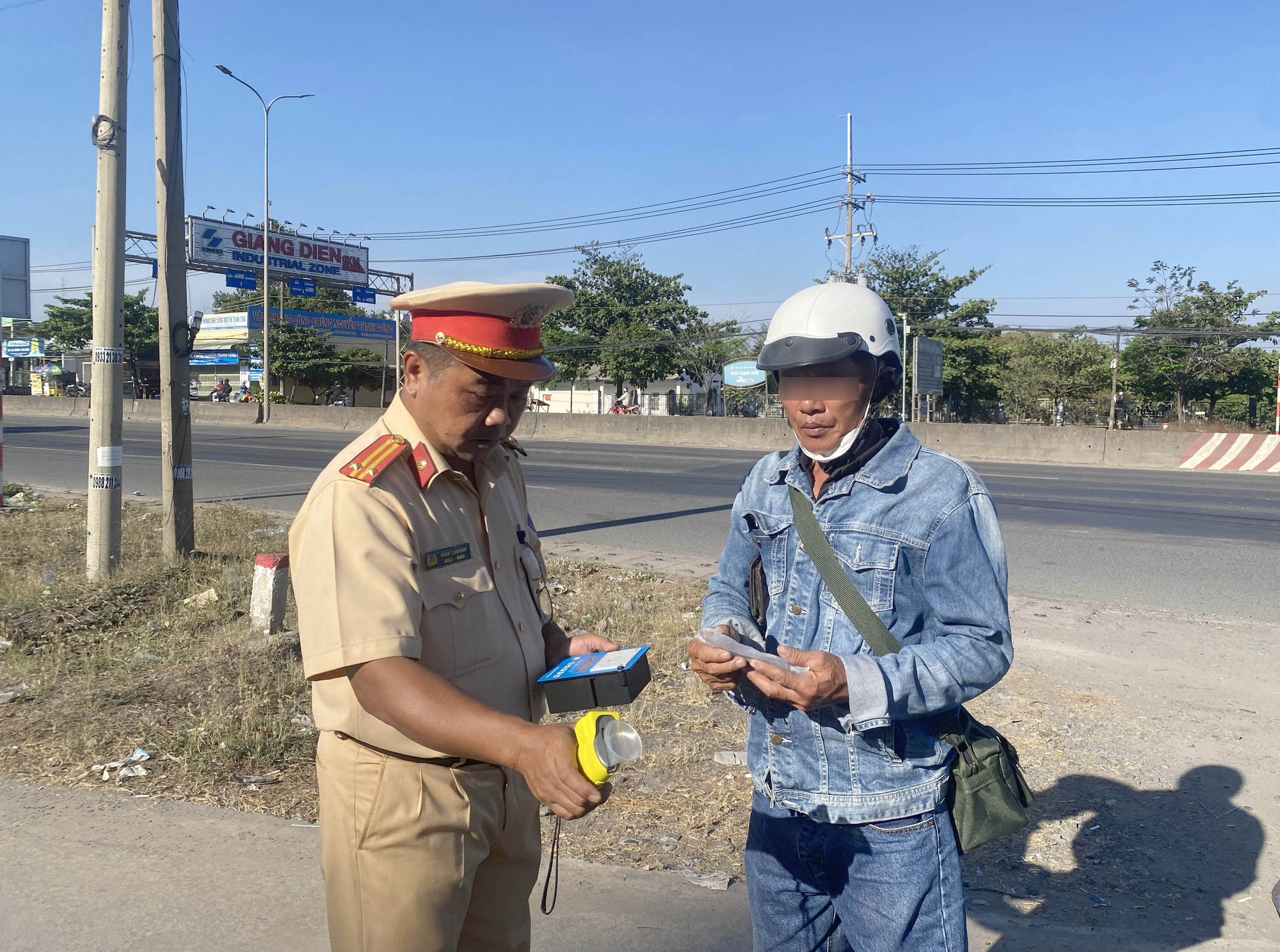 Đồng Nai: CSGT xử phạt hàng chục trường hợp vi phạm nồng độ cồn, nhiều người bỏ đi không ký biên bản - Ảnh 4. Đồng Nai: CSGT xử phạt hàng chục trường hợp vi phạm nồng độ cồn, nhiều người bỏ đi không ký biên bản - Ảnh 4.