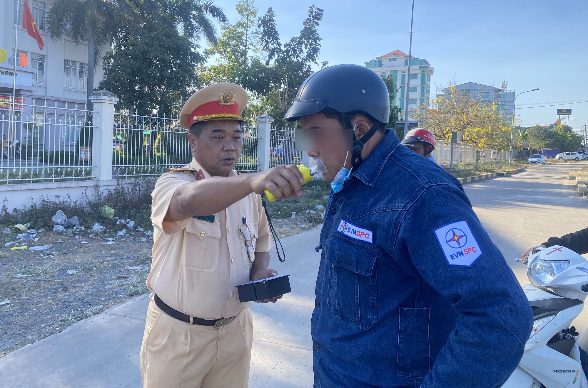 Đồng Nai: CSGT xử phạt hàng chục trường hợp vi phạm nồng độ cồn, nhiều người bỏ đi không ký biên bản - Ảnh 2. Đồng Nai: CSGT xử phạt hàng chục trường hợp vi phạm nồng độ cồn, nhiều người bỏ đi không ký biên bản - Ảnh 2.