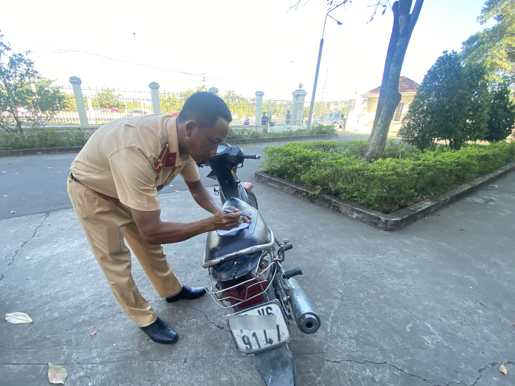 Đồng Nai: CSGT xử phạt hàng chục trường hợp vi phạm nồng độ cồn, nhiều người bỏ đi không ký biên bản - Ảnh 9. Đồng Nai: CSGT xử phạt hàng chục trường hợp vi phạm nồng độ cồn, nhiều người bỏ đi không ký biên bản - Ảnh 9.