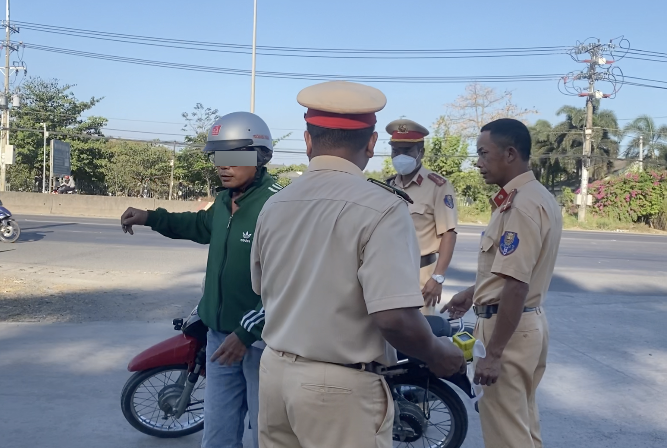 Đồng Nai: CSGT xử phạt hàng chục trường hợp vi phạm nồng độ cồn, nhiều người bỏ đi không ký biên bản - Ảnh 8. Đồng Nai: CSGT xử phạt hàng chục trường hợp vi phạm nồng độ cồn, nhiều người bỏ đi không ký biên bản - Ảnh 8.