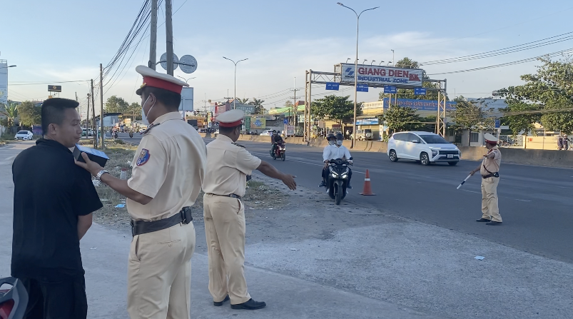 Đồng Nai: CSGT xử phạt hàng chục trường hợp vi phạm nồng độ cồn, nhiều người bỏ đi không ký biên bản - Ảnh 1. Đồng Nai: CSGT xử phạt hàng chục trường hợp vi phạm nồng độ cồn, nhiều người bỏ đi không ký biên bản - Ảnh 1.