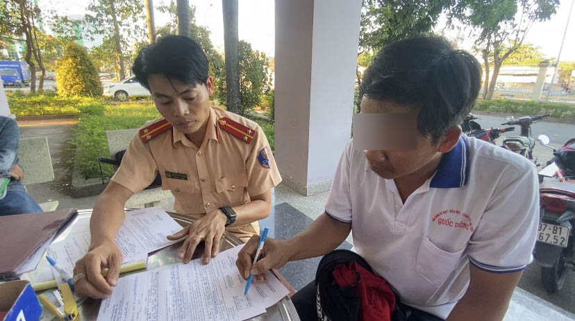 Đồng Nai: CSGT xử phạt hàng chục trường hợp vi phạm nồng độ cồn, nhiều người bỏ đi không ký biên bản - Ảnh 7. Đồng Nai: CSGT xử phạt hàng chục trường hợp vi phạm nồng độ cồn, nhiều người bỏ đi không ký biên bản - Ảnh 7.