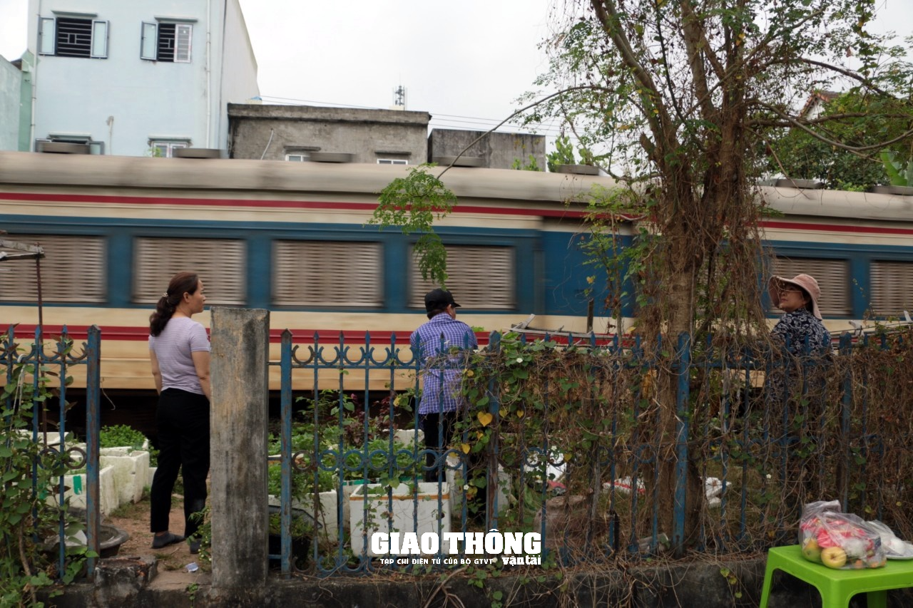 Nỗ lực giải tỏa hành lang an toàn giao thông đường sắt qua Đà Nẵng - Ảnh 2.