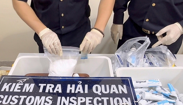 Sau vụ 4 tiếp viên xách ma túy, Cục Hàng không ra chỉ thị "nóng"
- Ảnh 1. Sau vụ 4 tiếp viên xách ma túy, Cục Hàng không ra chỉ thị "nóng"
- Ảnh 1.