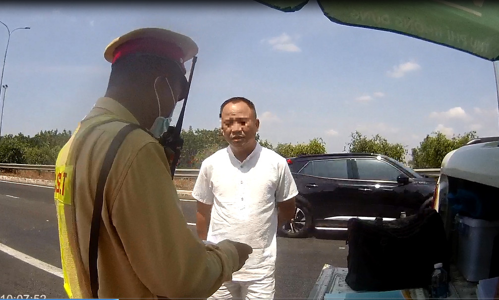 Mua GPLX, thẻ nhà báo trên mạng để đối phó xin CSGT bỏ qua vi phạm - Ảnh 1.