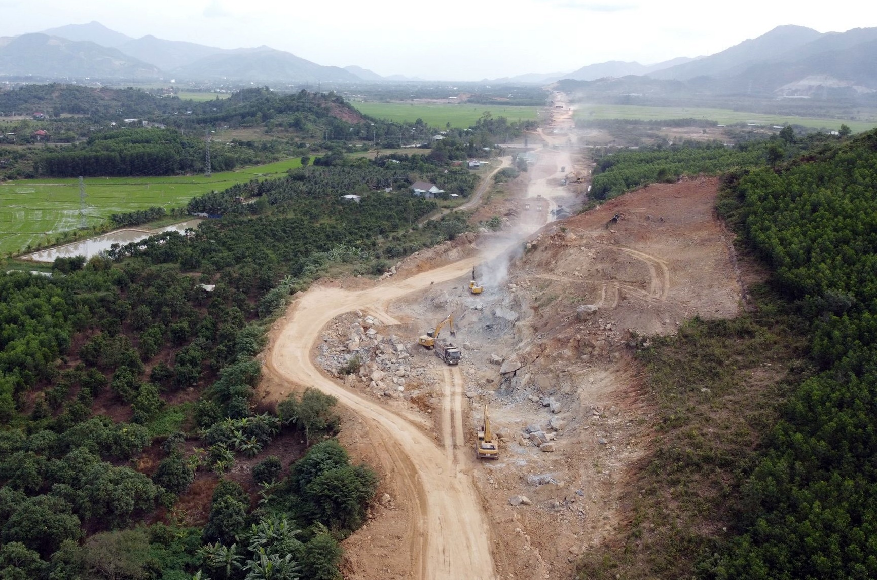 Bàn giao hơn 70% mặt bằng dự án cao tốc Vân Phong – Nha Trang - Ảnh 1. Bàn giao hơn 70% mặt bằng dự án cao tốc Vân Phong – Nha Trang - Ảnh 1.