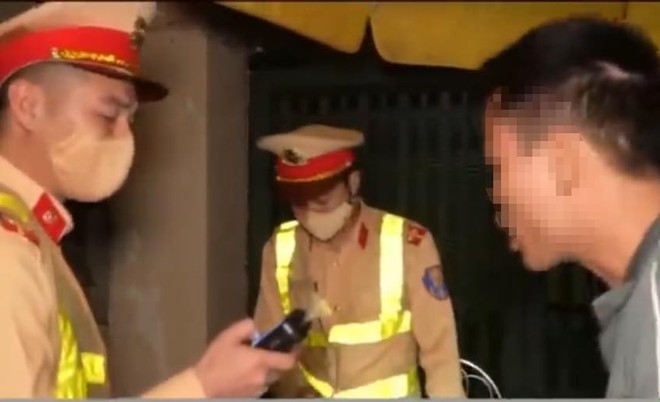 Lần đầu tiên CSGT Hà Nội phát hiện lái xe máy vi phạm nồng độ cồn vượt gấp 9 lần kịch khung - Ảnh 1.