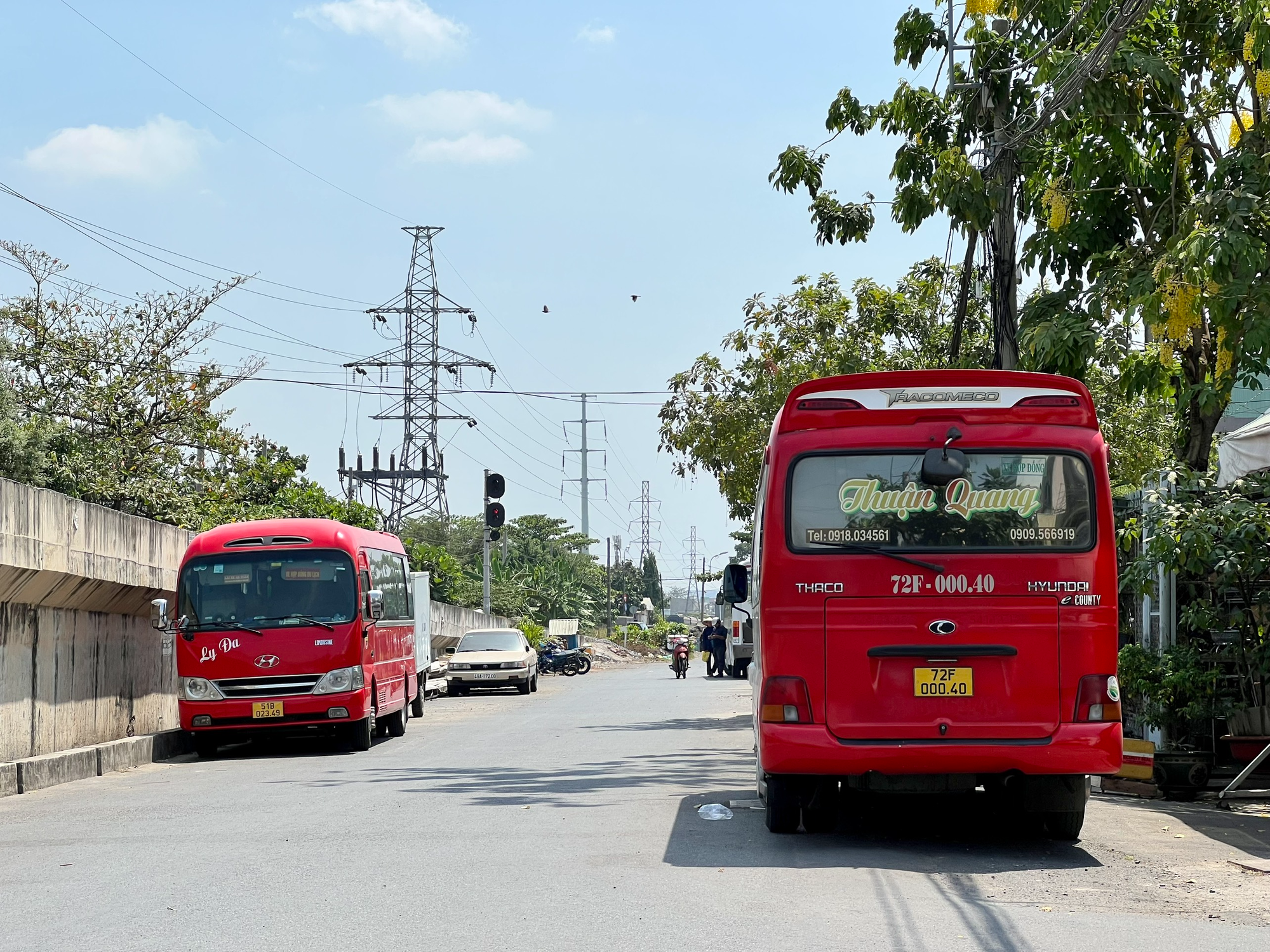 Bỗng dưng xe chạy tuyến cố định "biến" thành xe hợp đồng - Ảnh 1.