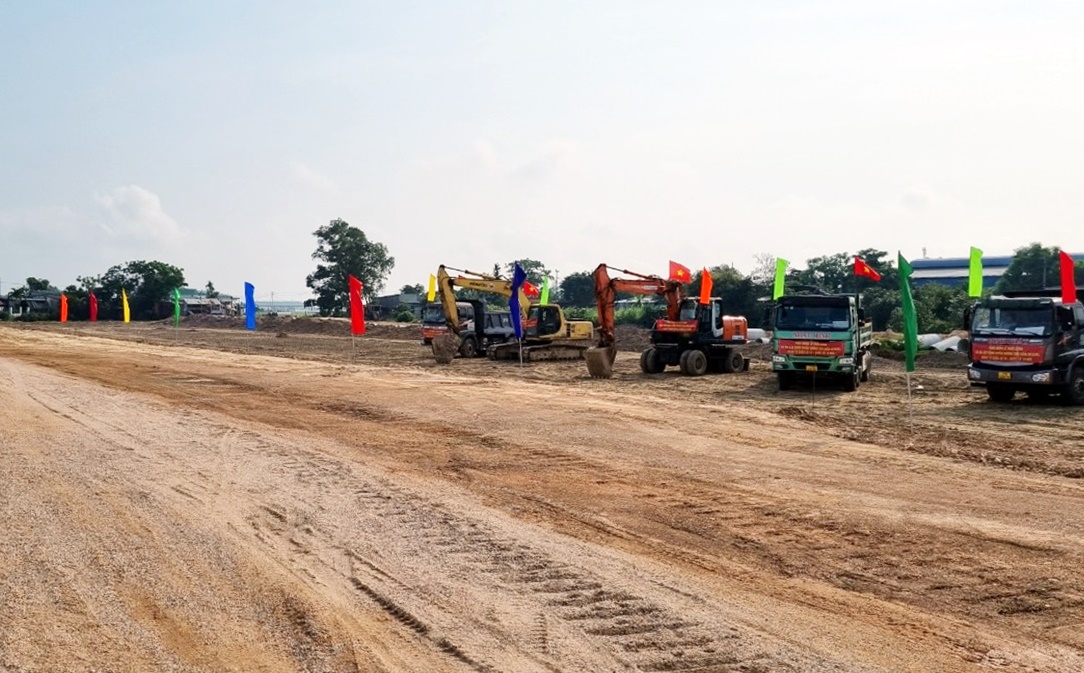 Bình Định khởi công tuyến đường ven biển 1.500 tỷ đồng kết nối 2 quốc lộ - Ảnh 2.