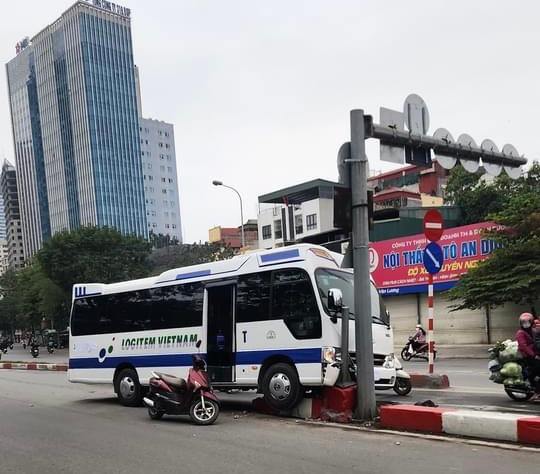 Hà Nội: Cố vượt lên cầu vượt xe khách suýt đâm đổ cột đèn báo hiệu giao thông - Ảnh 1.