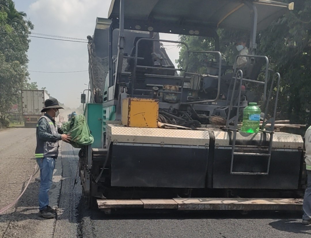 Cận cảnh vá sửa mặt đường, đảm bảo ATGT tuyến hầm Hải Vân-Túy Loan - Ảnh 7.