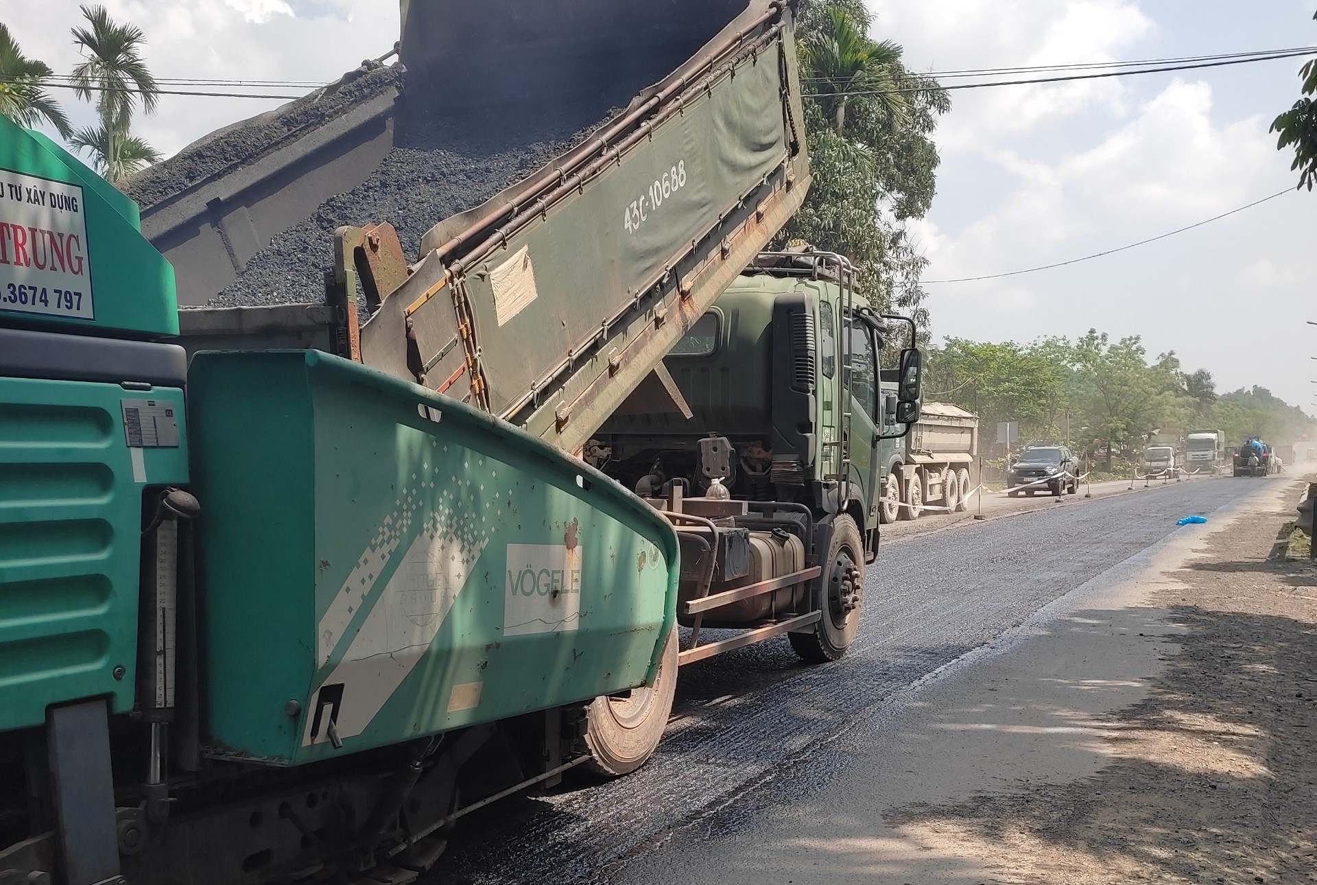 Cận cảnh vá sửa mặt đường, đảm bảo ATGT tuyến hầm Hải Vân-Túy Loan - Ảnh 5.