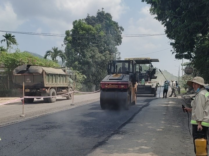 Cận cảnh vá sửa mặt đường, đảm bảo ATGT tuyến hầm Hải Vân-Túy Loan - Ảnh 1.