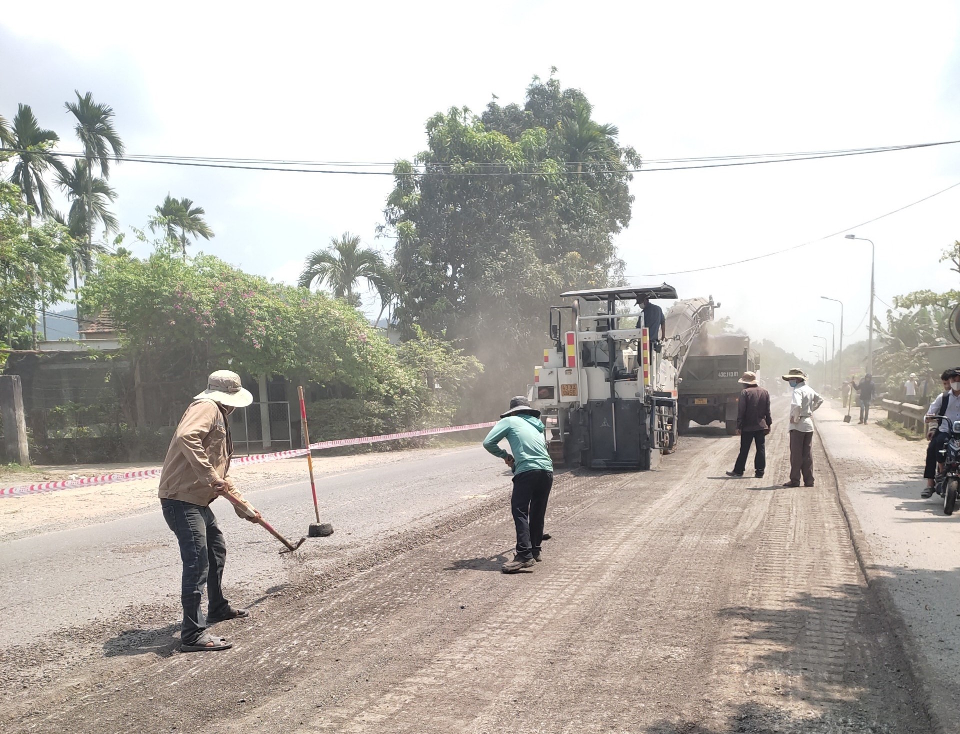 Cận cảnh vá sửa mặt đường, đảm bảo ATGT tuyến hầm Hải Vân-Túy Loan - Ảnh 6.