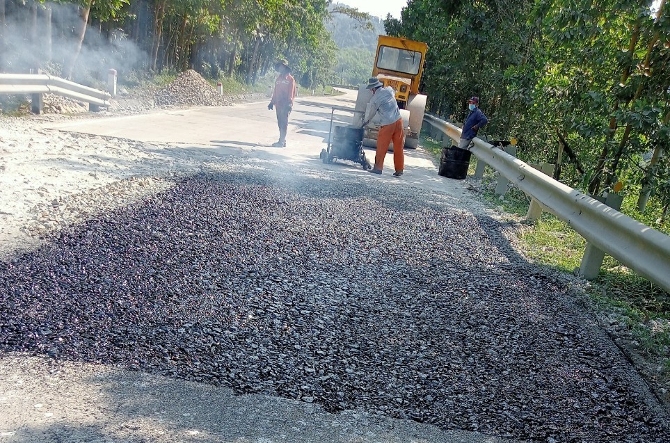 Cận cảnh vá sửa mặt đường, đảm bảo ATGT tuyến hầm Hải Vân-Túy Loan - Ảnh 9.