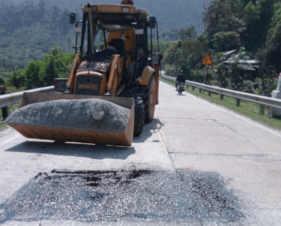 Cận cảnh vá sửa mặt đường, đảm bảo ATGT tuyến hầm Hải Vân-Túy Loan - Ảnh 10.
