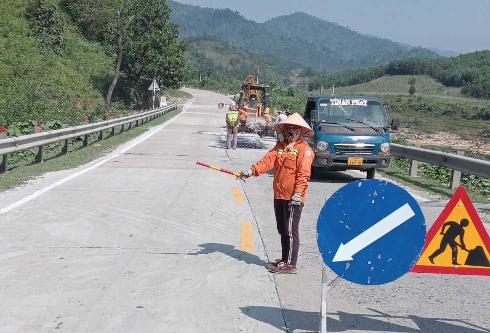 Cận cảnh vá sửa mặt đường, đảm bảo ATGT tuyến hầm Hải Vân-Túy Loan - Ảnh 11.
