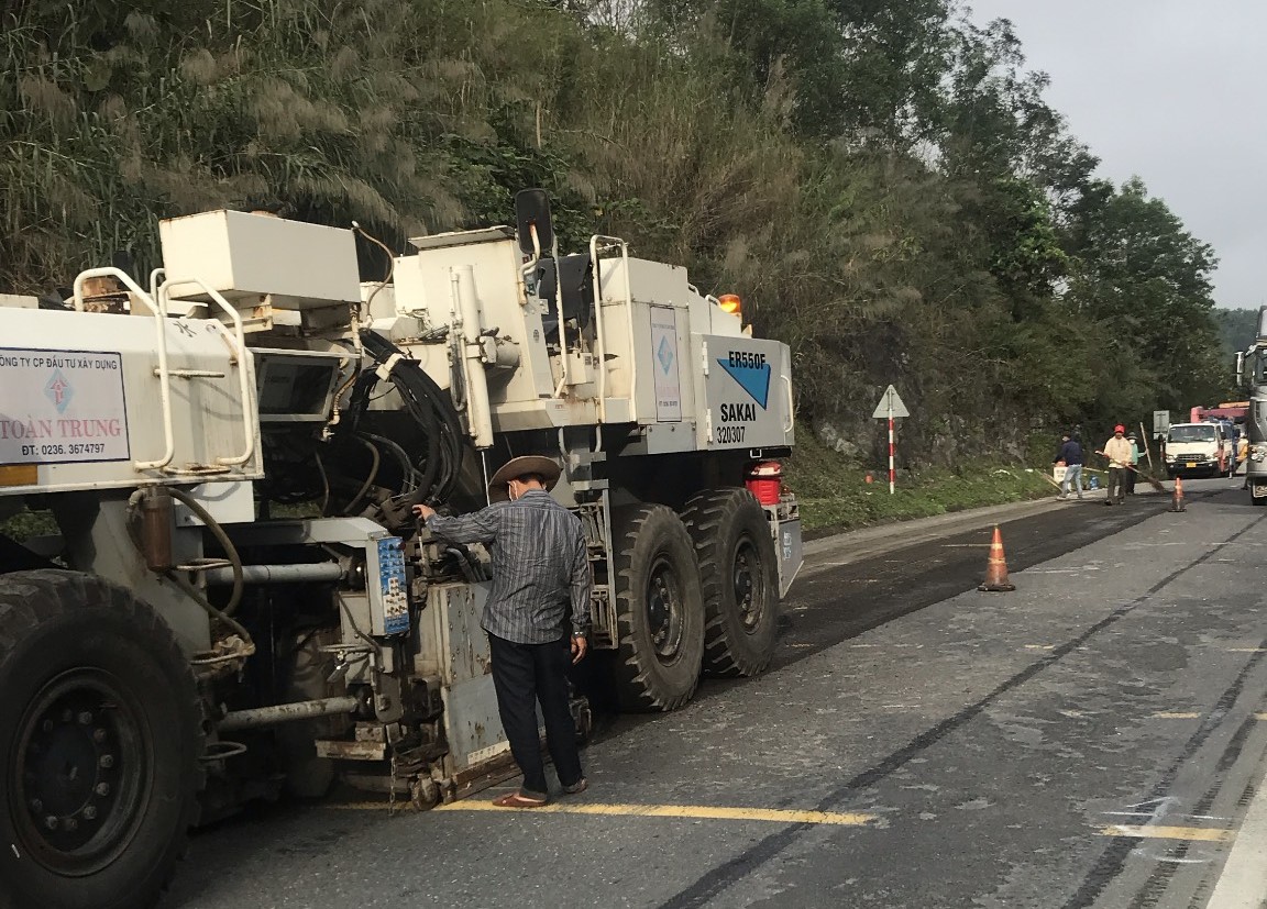 Cận cảnh vá sửa mặt đường, đảm bảo ATGT tuyến hầm Hải Vân-Túy Loan - Ảnh 8.