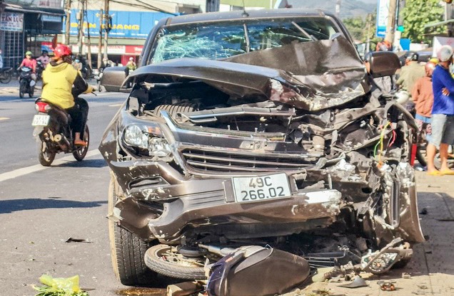 Xe bán tải mất lái đâm 2 xe máy trên QL20, khiến 3 người thương vong - Ảnh 2.