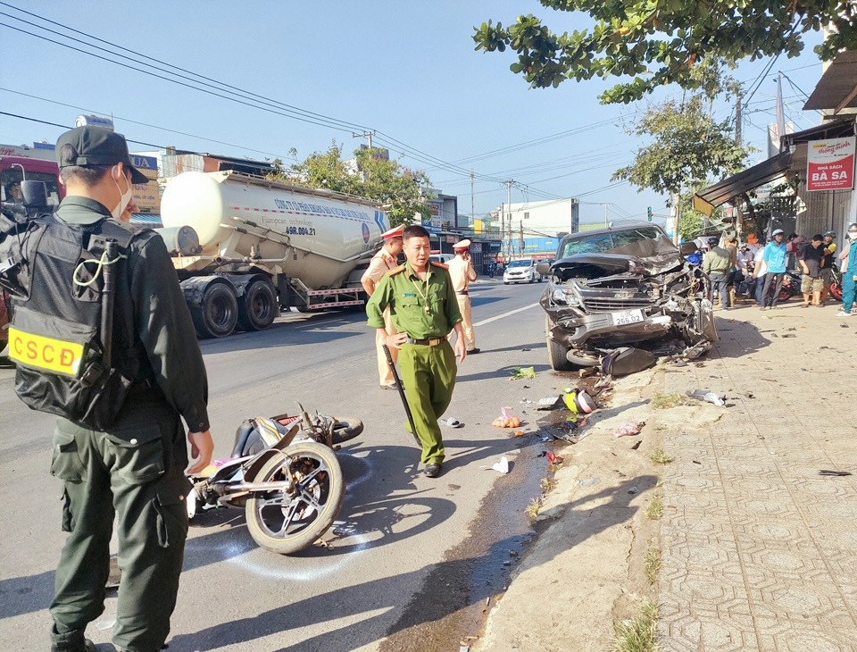 Xe bán tải mất lái đâm 2 xe máy trên QL20, khiến 3 người thương vong - Ảnh 1.