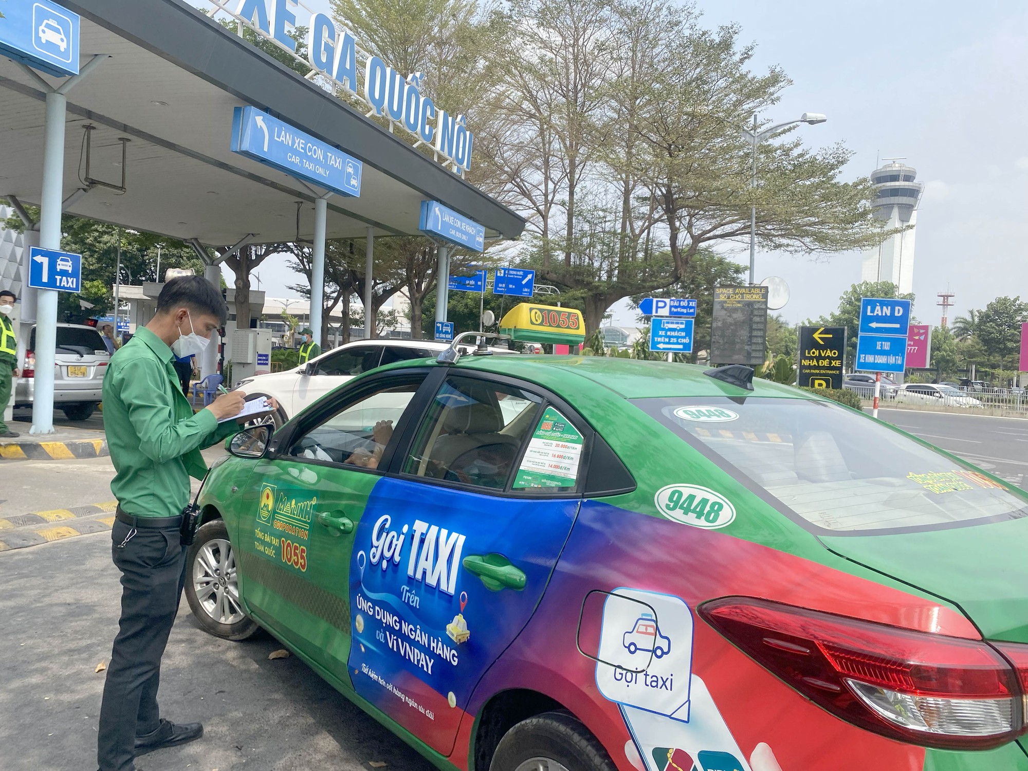 Tài xế "lóng ngóng" khi tạm ngưng thu phí taxi vào sân bay Tân Sơn Nhất đón khách - Ảnh 3.